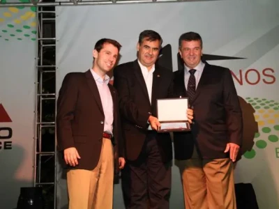 Na foto o Sr. Walter Baldan Filho entrega homenagem a representantes da AGCO FINANCE.