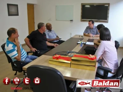 Srs. Celso Ruiz, Alexandre Tessi e Amanda Cedran no momento de agradecimento aos Srs. Mário, Edvaldo e José Carlos pelos anos de trabalho, dedicação, compromisso e profissionalismo.