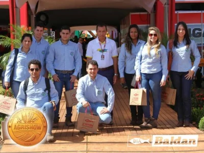 Alunos da Fatec ao lado do Sr. Batista no stand Baldan