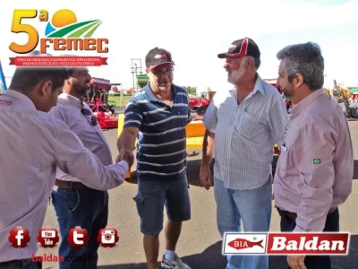 Srs. Raul, Monteiro e Cleber com nossos clientes.