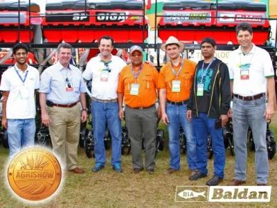 O Sr. Pankaj Shah, Vadzim Kharashylau ao lado dos Srs. Walter Baldan Filho, Celso Ruiz e Alexandre Tessi