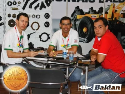 Srs. Val e Luciano com nosso cliente no stand Baldan