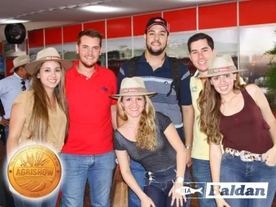 Galera jovem curtindo o stand Baldan